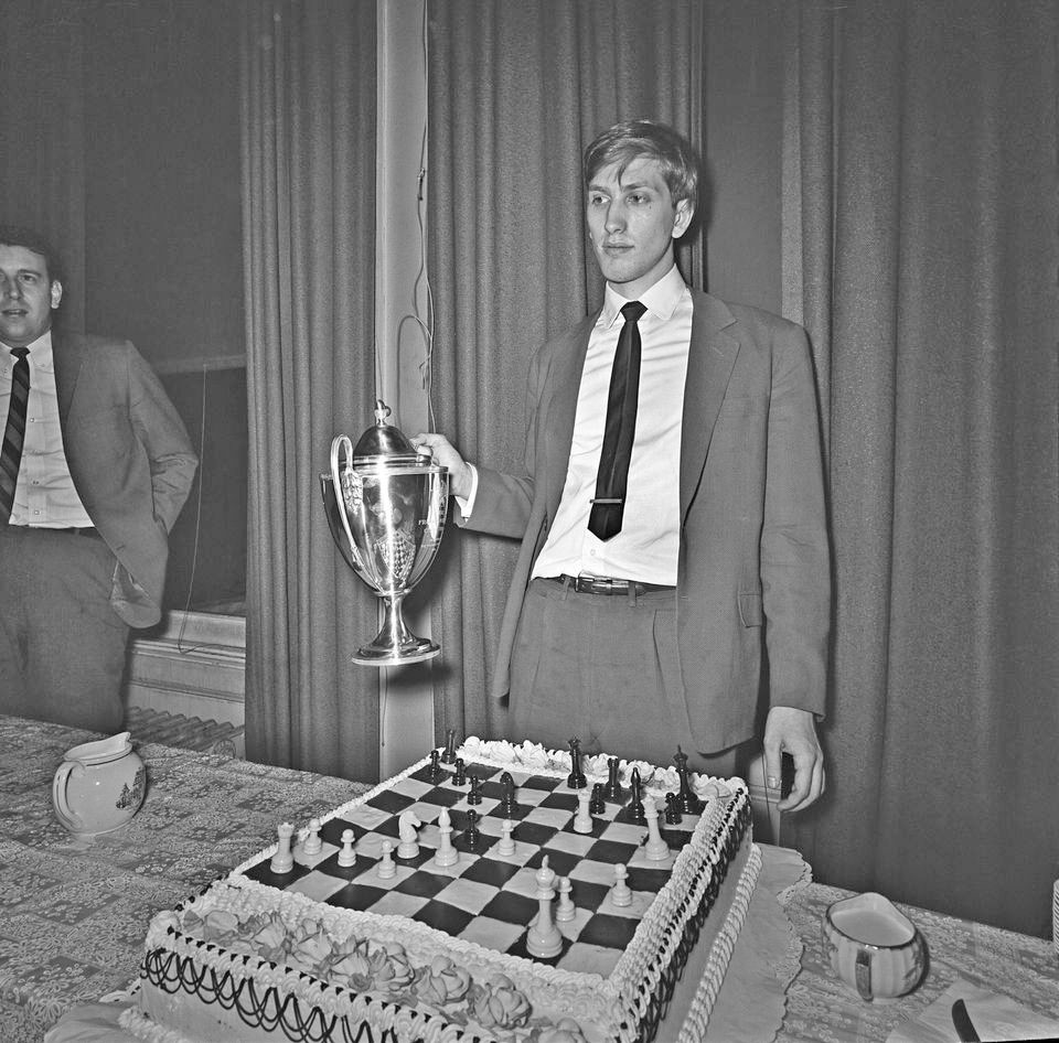 Bobby Fischer 1964: Bobby Fischer presented with Cake after scoring ...